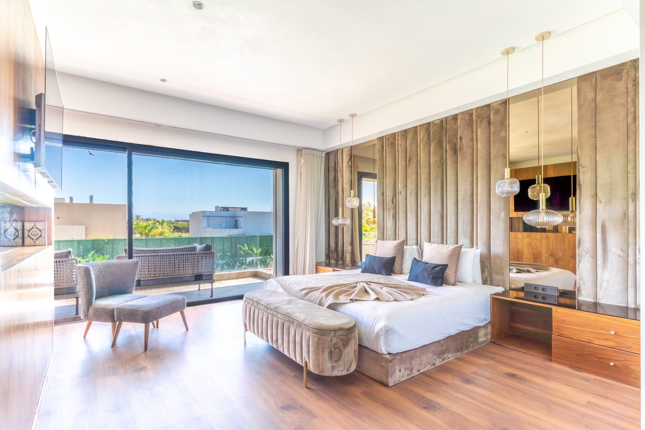 Une chambre ouverte sur la terrasse