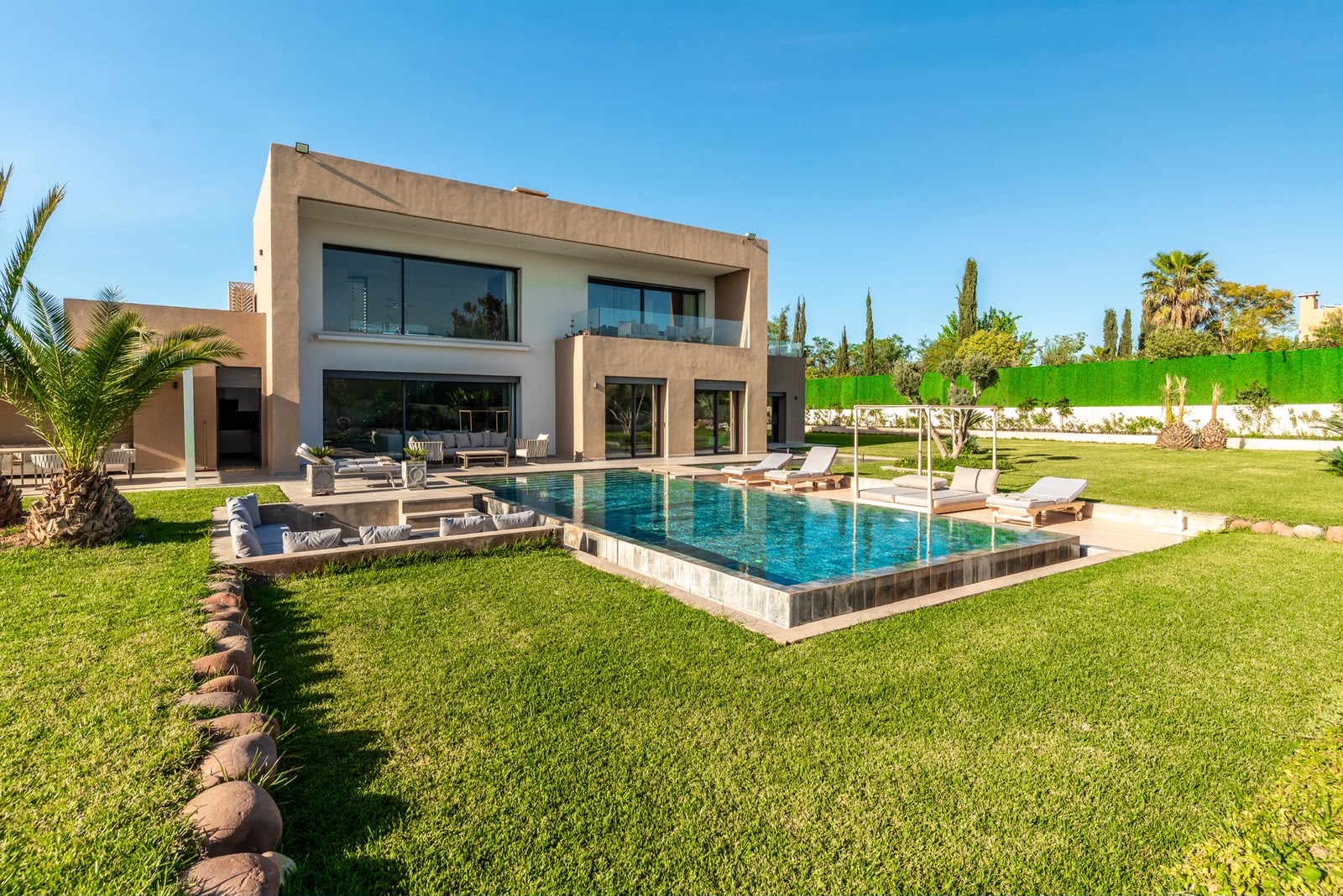 La façade, la piscine et le jardin
