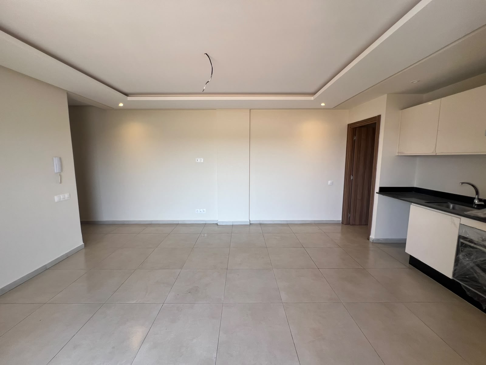 Never-occupied studio · City centre, behind the station